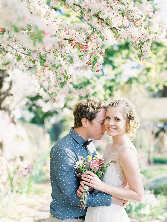 Свадебная фотосессия на фоне цветочных деревьев