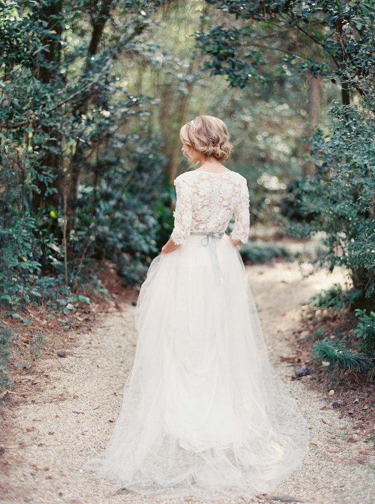 Невеста на прогулке в лесу