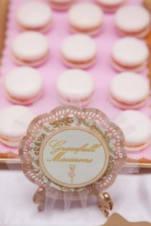 Макаруны на свадебном столе