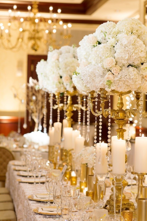 Роскошный декор свадьбы цветочными композициями и свечами