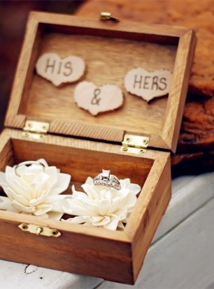 Деревянная шкатулка с кольцами