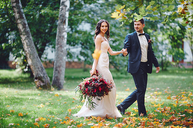 Осенняя свадьба в цвете марсала, жених и невеста, прогулка