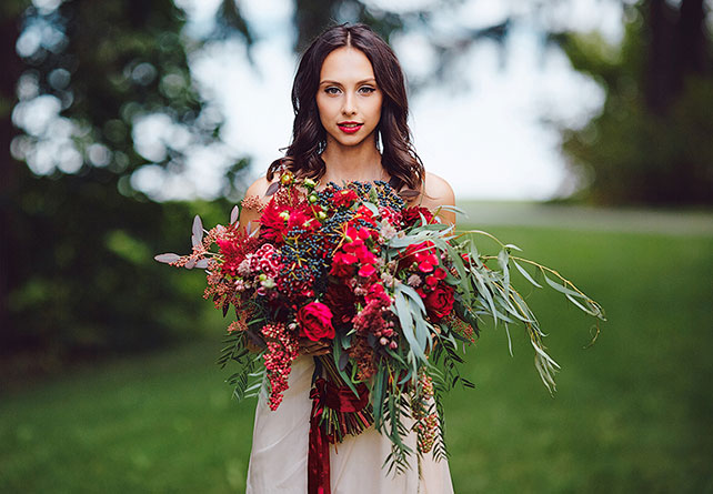 Осенняя свадьба в цвете марсала, бордовый букет невесты