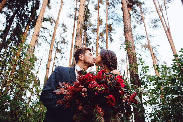 Осенняя свадьба в цвете марсала, жених и невеста