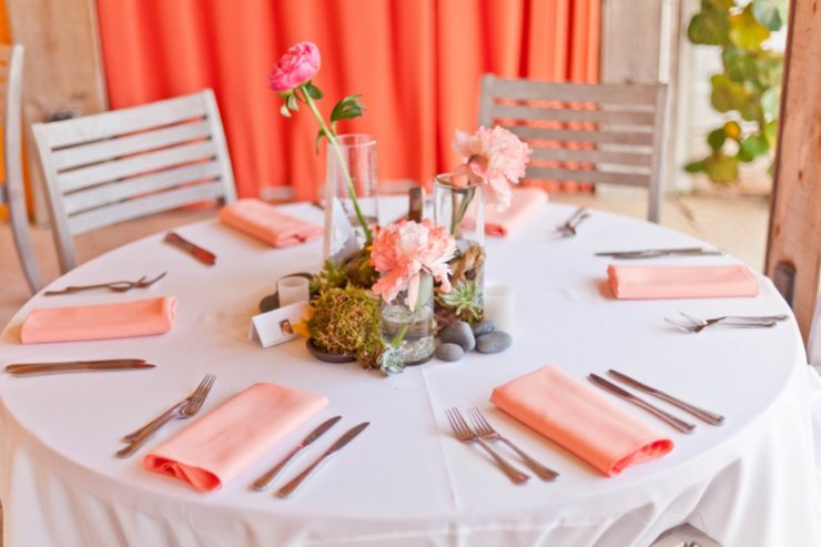 Сервировка свадебного стола, Цветы в декоре