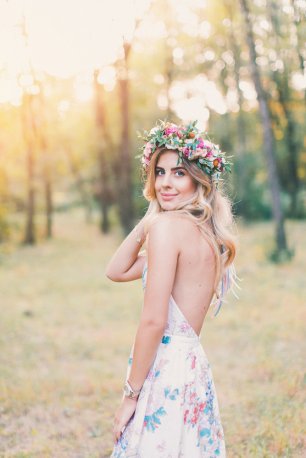 Цветочный венок - оригинальная деталь в образе невесты
