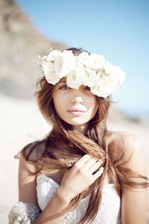 Цветы в свадебной прическе