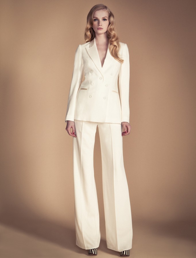 Белый классический костюм - альтернатива свадебному платью