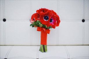 Яркий букет из красных маков