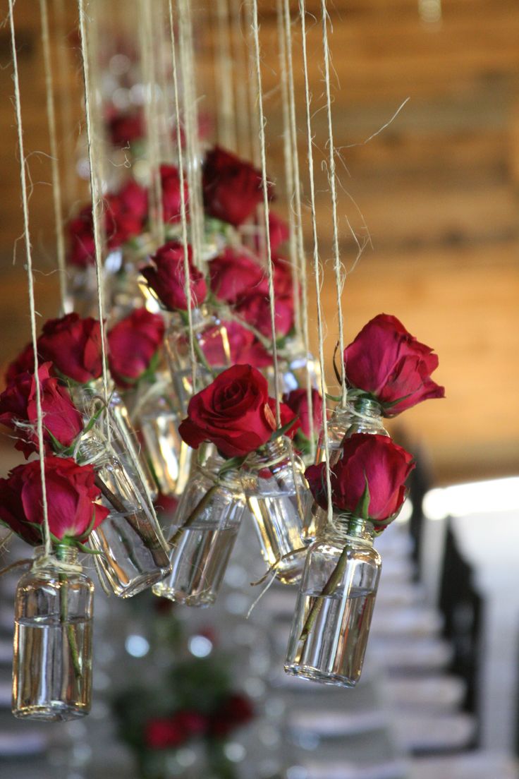 Подвешенные розы в вазах