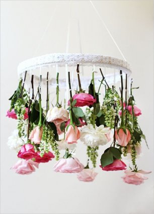 Подвесная люстра из цветов