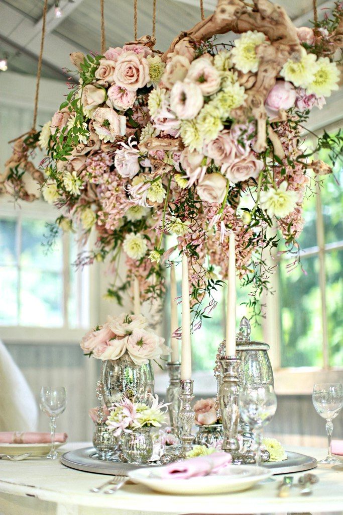 Цветочная композиция подвешенная над свадебным столом