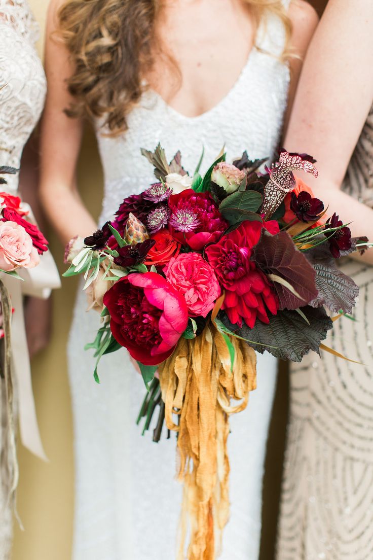 Свадебный букет с цветами насыщенных оттенков