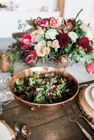 Ваза с цветами на свадебном столе