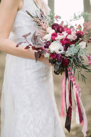 Немного растрепанный букет - свадебный тренд сезона