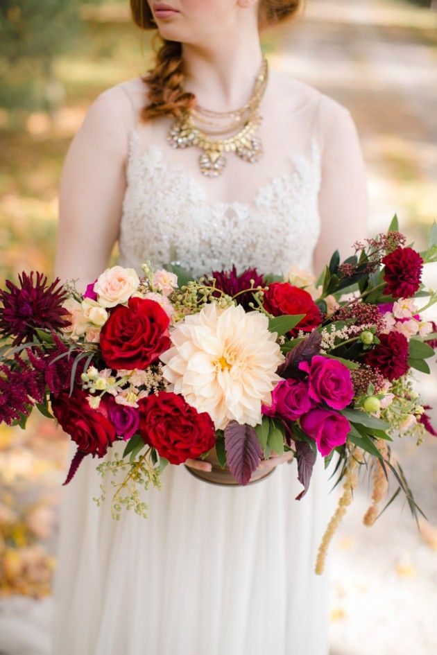 Ваза с цветами в руках невесты