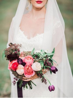 Различные цветы в букете