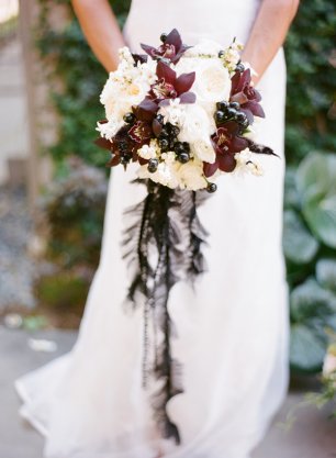 Букет из цветов и ягод