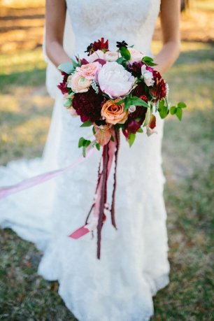 Длинные ленты в букете невесты