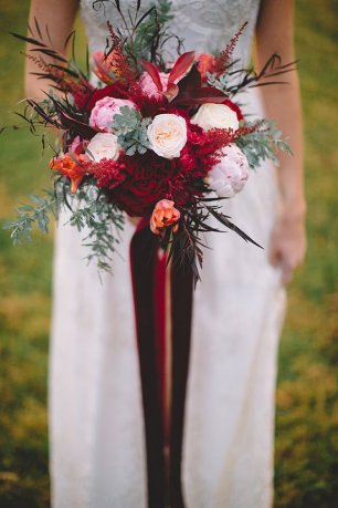 Свадебный букет с длинными лентами