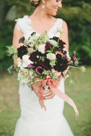 Красивый букет украшенный лентой