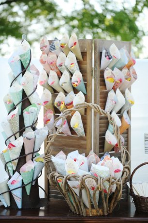 Кулечки с лепестками роз