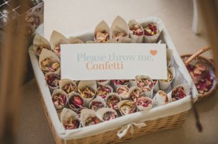 Конфетти из лепестков