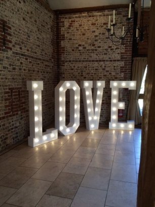 Надпись «Love» из световых букв