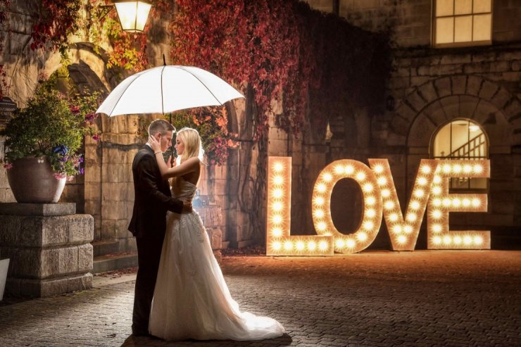 Красивая свадебная фотосессия с использованием световых букв