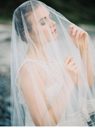 Тонкая струящаяся фата невесты