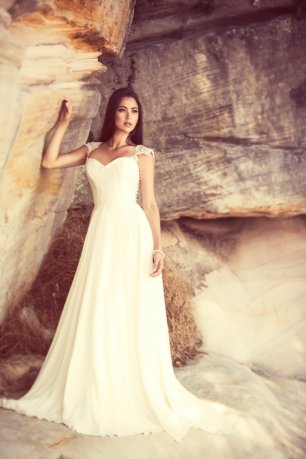 Красивое свадебное платье с небольшими плечиками