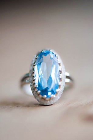 Кольцо с большим голубым камнем