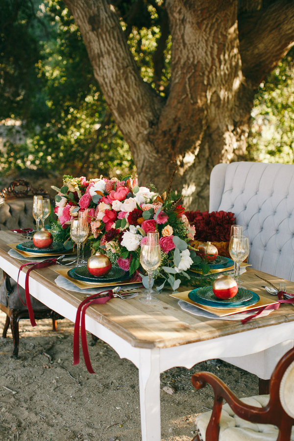 Оформление свадебного стола цветами и фруктами