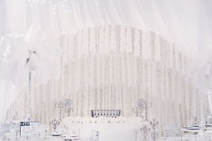 Роскошная белоснежная свадьба, декор места торжества