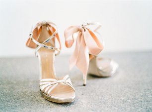 Золотые босоножки с бантом