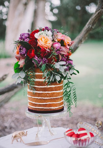 Бисквитный торт, украшенный цветами