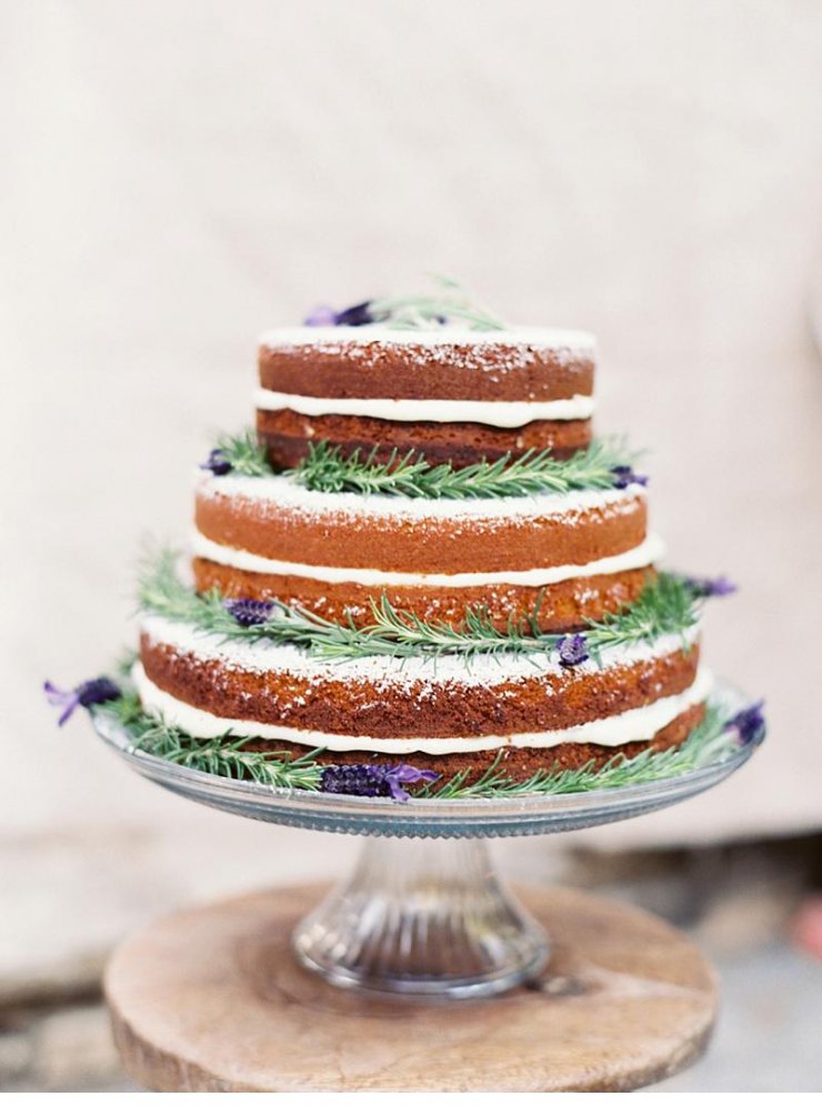 Бисквитный торт украшенный зелеными веточками