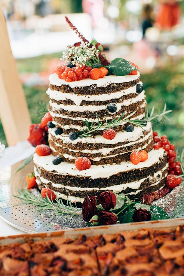 Свадебный торт с ягодами, украшенный цветами
