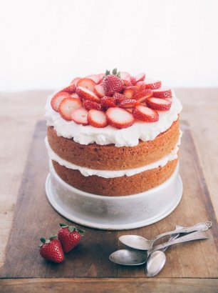 Бисквитный торт с клубникой