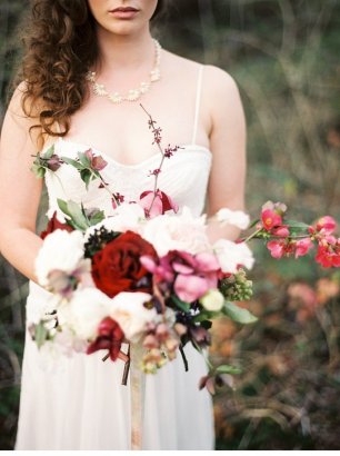 Букет невесты с бордовыми розами