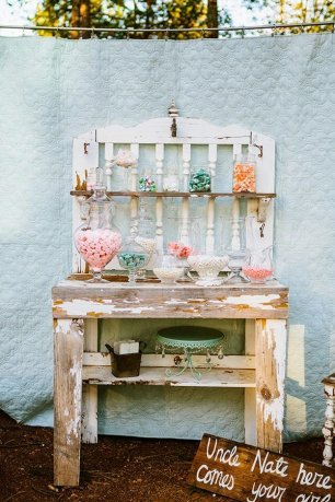 Старый столик для декора сладкой зоны