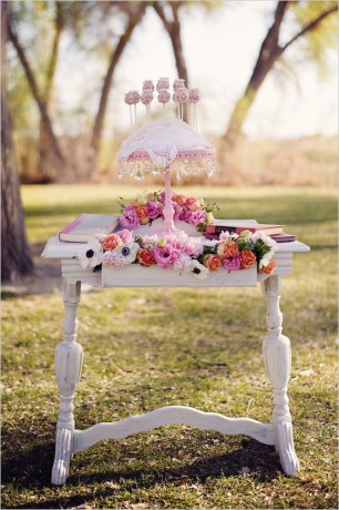 Красивый столик со сладостями