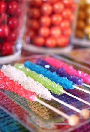 Разноцветные леденцы на палочках