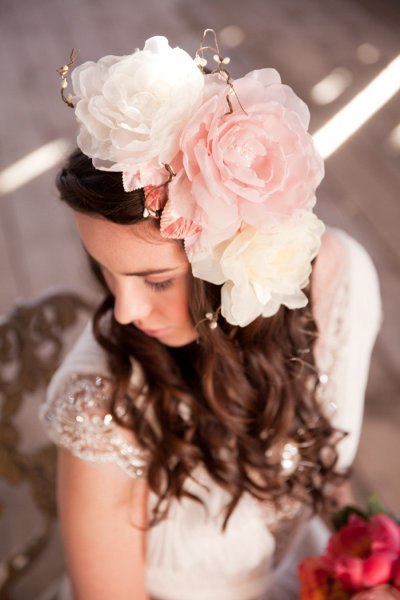 Аксессуары для прически невесты: венок из крупных цветов