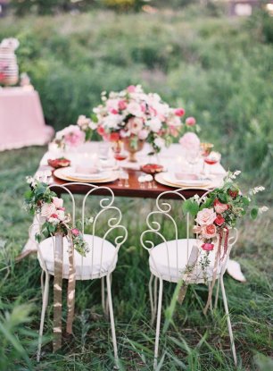 Винтажные стулья украшенные цветами