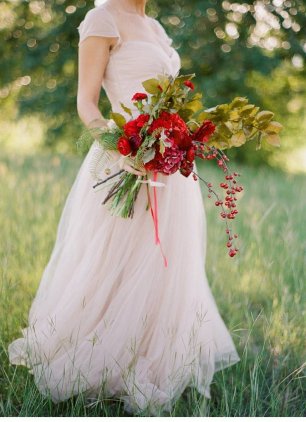 Ярко-красный букет цветов с ягодами