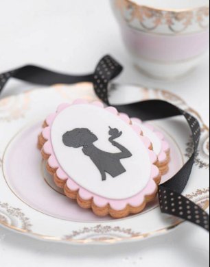 Печенья с силуэтом девушки