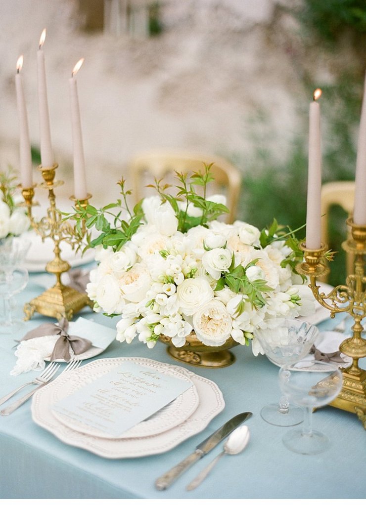 Грасивое оформление свадебного стола в голубом цвете с золотыми деталями