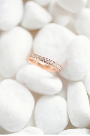 Золотое обручальное кольцо