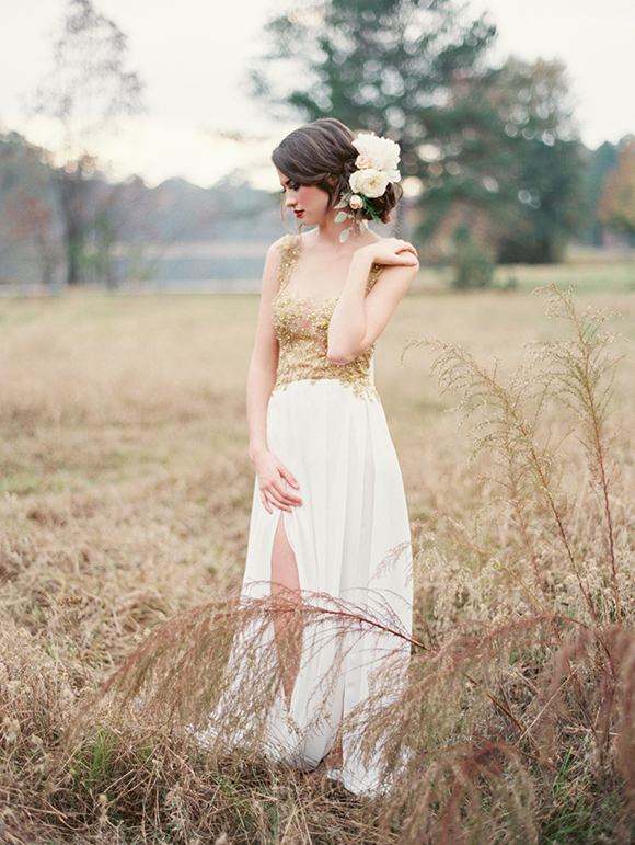 Платье с золотым корсетом и воздушной шелковой юбкой